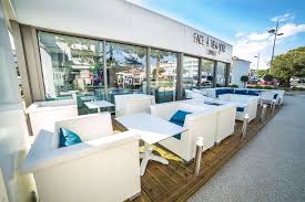 Decouvrez Le Magnifique Restaurant Face A New York Bar Lounge Sur La Plage A Royan Bar Salon Royan Restaurant