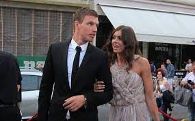 Edin dzeko plays for as roma in the italian serie a and for the national team of bosnia and amra siladzic is the girlfriend of edin dzeko. Nachwuchs Edin Dzeko Und Amra Silajdzic Erwarten Jungen Bosnische Nationalmannschaft