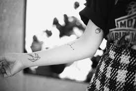 Otras fuentes populares usadas en tatuajes son las celtas, de grafiti, de diseño afilado, etc. Mini Tatuajes De Los Que No Te Arrepentiras Vogue Espana