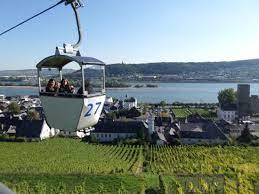Genießen sie die fahrt mit einer der schönsten sesselbahnen am mittelrhein auf die höhen des niederwaldes, mit herrlichem blick auf die rotweingemeinde, den assmannshäuser höllenberg und in das rheintal. çºœè»Šèˆ‡é¢¨æ™¯ Picture Of Seilbahn Ruedesheim Am Rhein Tripadvisor