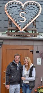 Das maibrauchtum im rheinland ist, wie viele lokale brauchtümer, sehr speziell und unterscheidet sich in großen teilen sogar von dorf zu dorf.die gruppierungen, die dieses brauchtum organisieren, bestehen meist aus männlichen jugendlichen und haben oft historische bezeichnungen, z. Mechernich Bergbuir 80 Kilo Schwere Liebeserklarung In Der Mainacht Eifelon