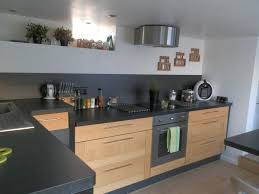 Dans ce cas, nous vous suggérons de jeter un coup d'oeil à nos idées de déco de cuisine. Cuisine Noir Et Bois Mur Beige Novocom Top