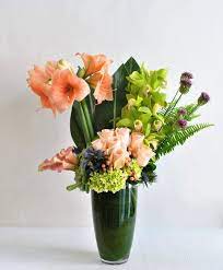 Promenade Tall And Stately This Showstopping Arrangement Includes Peach Amaryllis Calla Lilies And Roses Luxury Florists Flower Delivery Flower Subscription