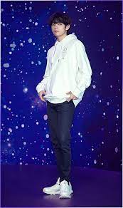 The handsome man never hesitates from flaunting it before the crazy army. V Kim Taehyung Image 214680 Asiachan Kpop Image Board