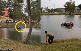 Nur afrina miqaila mohd aziz berusia sembilan terselamat selepas tindakan pantas jururawat klinik desa tanjung keramat yang memberikan bantuan. Video Dia Masuk Balik Nak Selamatkan Mak 2 Beranak Lemas Driver Tertekan Pedal Minyak Kereta Menjunam Ke Dalam Tasik The Reporter