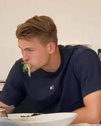 Für schwierige bewegungen braucht ihr spezielle kleidung. Spox Com Matthijs De Ligt Facebook