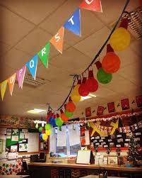 The rise of social media platforms (instagram, pinterest) have given way to some truly impressive classroom door artwork.the holidays have a way of sneaking up on us, so it's always a good idea to. 20 Elegant And Easy Christmas Classroom Decor Ideas You Need To Copy Asap Collagecab
