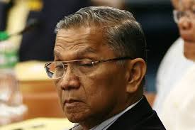 Former defense secretary dies of gunshot wound