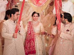 Isha ambani will going to tie a knot with anand piramal, in a very close nit wedding event with all close family members in mumbai. Isha Anand Marriage Isha Anand Tie The Knot Mukesh Anil Keep It Traditional In Kurtas A Glittering Guest List At Antilia The Economic Times