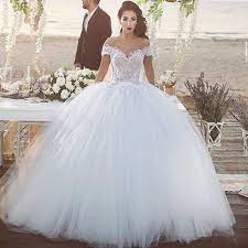 On opte pour un modèle simplissime, sans trop de froufrous ni les plus audacieuses opteront pour une robe de princesse colorée, comme par exemple la version rose aperçue sur le défilé alessandra rinaudo. Robe De Mariee Princesse Bretelles Sur Les Epaules Robe De Mariee Princesse Robe De Mariee Mariee Princesse