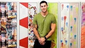 Wer hat in den acht schulen.de bewertungskategorien, mint, fremdsprachen, sport, kunst, musik, deutsch und gesellschaftswissenschaften, digitale schule und individuelle förderung, die nase vorn? Die Erich Felbert Gesamtschule In Koln Bekommt Lehrerzuwachs In Der Daily Soap Krass Schule Die J Youtube