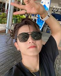 Lai Ming Quan 赖铭权| 久违的自拍😎 #应该没有拍到很丑吧好久没在海岛上度假了🏖 . 难得能拍到三种层次的天空美景🌅 碧海蓝天·