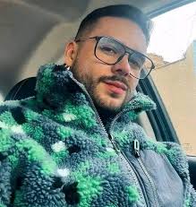 NAME : Andrew AGE : 52 Years NATIONALITY : United States HOME TOWN : New  York OCCUPATION : entrepreneur FINANCIAL STATUS : Stable MARITAL STATUS :  Single KID'S : 2 kids CURRENT