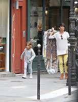 Florence foresti n'est pas peu fière de sa progéniture. Florence Foresti Sa Fille Et Son Papa Photos Exclusives Images Imagebuzz