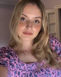 Who's mine? (19F) : r/Doppleganger