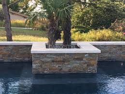 Mur De Rehausse En Pierre Naturelle Pre Collee Sur Un Support Ciment Dimension 20x55 Cm Nous L Appell Parement Pierre Exterieur Mur Exterieur Maison En Pierre