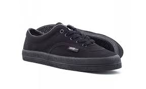 Pelaksanaan pemakaian kasut hitam untuk murid sekolah rendah dan menengah di seluruh negara hanya akan berkuat kuasa sepenuhnya mulai 2021. Kasut Dan Stoking Warna Hitam Dikaji Semula Johorkini