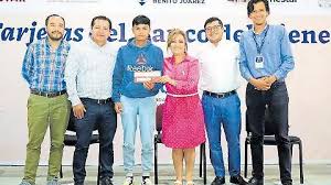 Dan a alumnos tarjetas de beca Benito Juárez