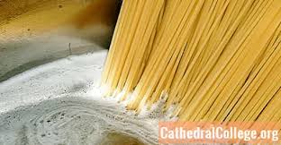 意大利面（意大利语： spaghetti ，意大利语发音： spaˈɡetti ，单数spaghetto）又称意大利粉，简称意面或意粉，是意式面食的一种，由小麦品种中最硬质的杜兰（durum）磨粉于意大利中南部制成的长、细、固体、圆柱形面条。 是意大利饮食的主食。 spaghettoni是较厚的意大利面。 å¦‚ä½•åˆ¶ä½œçƒ¤æ„å¤§åˆ©é¢ ç™¾ç§'å…¨ä¹¦ June 2021