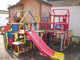 Klettergerust Im Garten Eine Fantastische Spielecke Fur Die Kinder Selber Gestalten Hinterhof Designs Spielecke Hintergarten