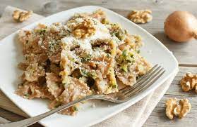 La pasta con topinambur, olive taggiasche e pinoli è una ricetta gustosa e facile da preparare per un pranzo o una cena alternativi. Pasta Al Topinambur Tre Ricette Cure Naturali It