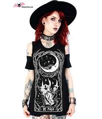 Dans la droite ligne du rock gothique, la noirceur et la théâtralité. Freaky Pink Boutique Gothique Homme Et Femme T Shirt Carte Tarot Lune