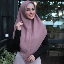 Pernah mengikuti kontes sunslik hijab hunt pada tahun 2016, meskipun tidak keluar menjadi juara, ia berhasil masuk nama betari ayu mulai terkenal saat ia membintangi sinetron yang berjudul tuhan ada dimana mana. Inspirasi Makeup Ala Betari Ayu Referensi Flawless Buat Yang Berhijab