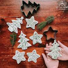 50 Awesome Diy Yule Decorations And Craft Ideas You Can Make For The Winter Solstice Witchcraf In 2021 Nature Christmas Cards Christmas Activities Keepsake Ornaments