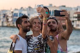 Selfie has been named the international word of the year 2013 by oxford dictionaries in both the the uk and us. Wird Diese Anstrengung Touristen Vor Unnotigen Selfie Todesfallen Schutzen