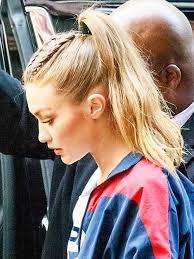 La queue de cheval fait partie des coiffures les plus simples et rapides à réaliser. 7 Astuces Pour Upgrader Sa Queue De Cheval Stylight