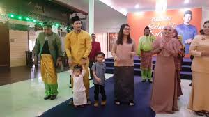 275,825 likes · 37,481 talking about this. Adik Jadi Patung Bila Menari Dengan Fattah Amin By Cahaya Nuriz