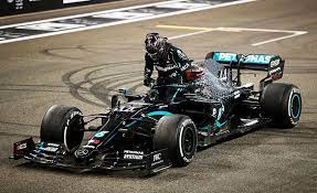 At 35 and 40, respectively, these two continue with more records and, of course, championships. Socrates Magazin Lewis Hamilton Er Bleibt Ein Silberner