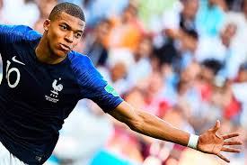 Egal ob ein frankreich trikot oder ein trikot eines französischen vereines, hier auf unisportstore.de hast du die möglichkeit viele verschiedene trikots zu finden. Frankreich Feiert Seinen Neuen Helden Kylian Mbappe Fussball Wm Badische Zeitung