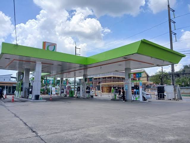 บรรยากาศ⛽️ตามปั้มน้ำมันในพื้นที่ภูเก็ต เย็นวันนี้ พบว่าไม่หนาแน่น  มีประชาชนทยอยมาเติมน้ำมันต่อเนื่อง
