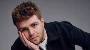 Alex Warren makes it a fourth week at #1 with 'Ordinary'