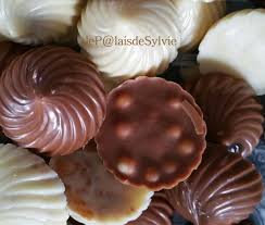 Tourbillons Chocolats Blancs Et Lait Au Croustillant Feuillantine Crepe Dentelle Ou Noix Le P Lais De Sylvie Chocolat Chocolat Noel Chocolat Blanc