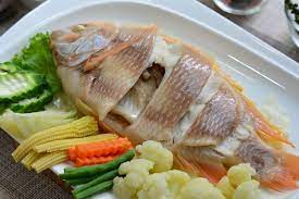 Steamed red tilapia fish and boiled mixed vegetables | Premium Photo