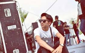 Penyanyi utama kumpulan floor88, ayie yang dilaporkan rebah ketika mengadakan persembahan di kuala pilah, negeri sembilan pada selasa malam kini berada dalam keadaan stabil. 20 Floor88band Ayieelhamf88 Ideas Boy Squad Youtube Videos Music Rayban Wayfarer