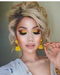 Black And Yellow Eyeshadow I M Not Usually A Fan Of Bright Eyeshadow But With Her Skin Tone This Is Beautiful Trendy Makeup Yellow Makeup Homecoming Makeup
