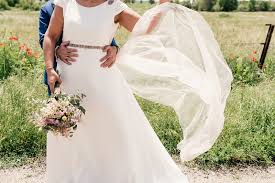 Los vestidos de novia cortos son ideales para el civil o las novias modernas. El Vestido De Novia De Nuria Bordado En Pedreria De Oro Rosa