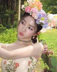 Irene: Đại sứ Prada phải sống ẩn dật vì phốt thái độ, giờ rũ rượi đứng  trong rừng lại gây sốt