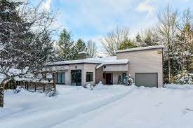 Vendu 163 Pieds Sur Le Bord De L Eau Au Lac Montjoie Coup De Foudre Pour Cette Propriete Au Plan D Architecte De Grande Superficie House Styles House Cabin