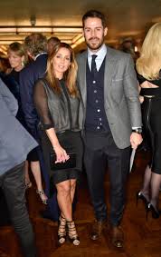 Jamie redknapp è un ex giocatore di calcio professionista inglese che ha un patrimonio netto di $ 20 milioni. I M A Celebrity S Harry Redknapp Thought Jamie S Ex Wife Louise Was Quiet And Shy And Was Utterly Baffled By Her Sexy Pop Career