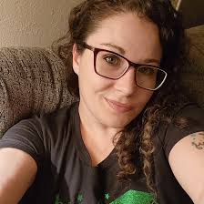 Giveaway alert 🚨 because EARRINGS! Hi friends! The lovely Jackie from  @etahlove reached out and asked if I wanted to do a giveaway with her and  of course I had to say