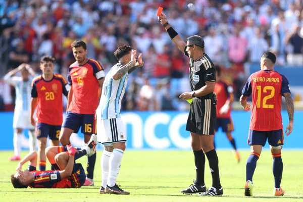 Enzo Fern&aacute;ndez &eacute; o sexto jogador expulso em finais de Copa; Argentina lidera lista com tr&ecirc;s