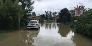 Inondations A Bergerac Rues Coupees Et Maisons Inondees Maison Inondee Rue Sous L Eau