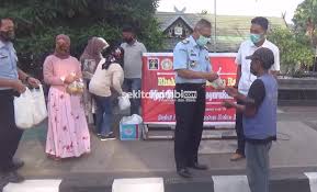 Coba lihat gambar di atas, deh! Narapidana Asimilasi Lapas Klas Ii A Jambi Berbagi Takjil Dan Sembako Sekitarjambi Com
