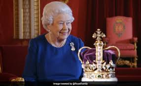 Ein perfektes geschenk für schreibtisch, regal oder wand. Queen Elizabeth Ii Complains About Horrible Coronation Carriage