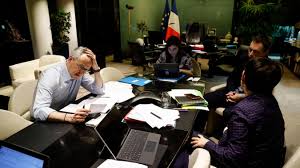 L'héritage, aussi, du confort que leur ont longtemps garanti les accords électoraux avec le de la justice sociale, de la solidarité, de l'égalité des droits, de la défense des libertés » mais, au pied du mur, se garde de préciser la nature des. C Est Au Pied Du Mur Qu On Voit L Europe