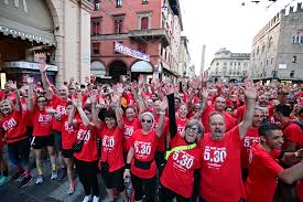 Run 5,30, in migliaia alla maratona silenziosa per le vie di Bologna. “E’  una città magnifica”